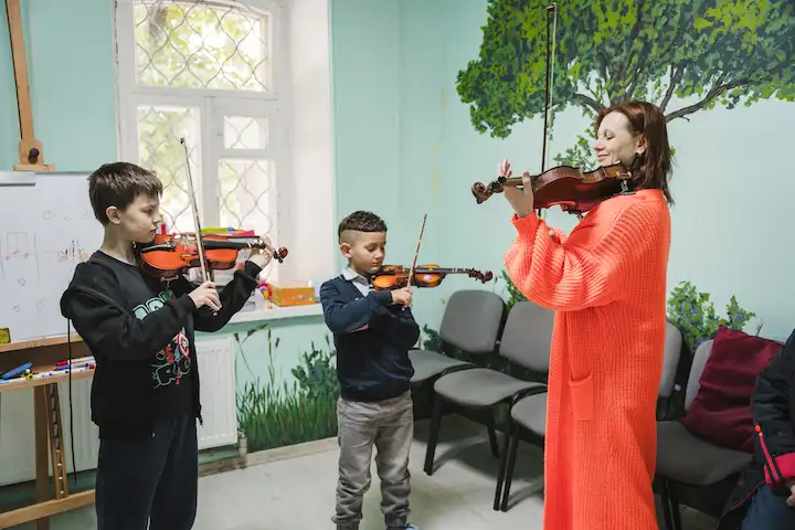 Урок скрипки у LeLi Talent Center